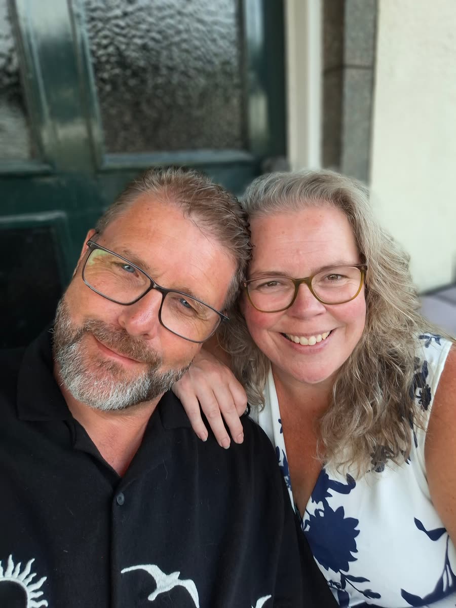 Herman en Janine, dicht tegen elkaar en lachend